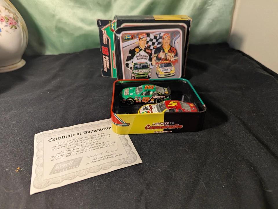 Juego de caja de hojalata conmemorativa de 2 autos Nascar Labonte Bros 1996 Revel Collection Foto 1 de 4