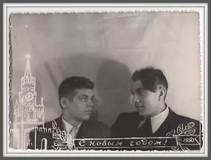 Friends Studio Handsome men Affectionate couple Love Gaze arcade photo Gay Int - Picture 1 of 3