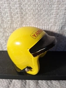 Casco de motocicleta Yamaha vintage años 60/70 banco amarillo vinilo correa para la barbilla Hong Kong - Imagen 1 de 5