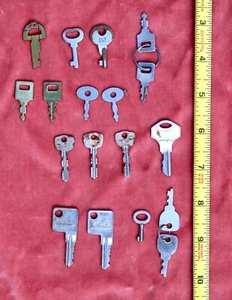 Vintage Lot 18 little mini small VINTAGE interesting UNIQUE KEYS flat Barrel etc - Picture 1 of 23