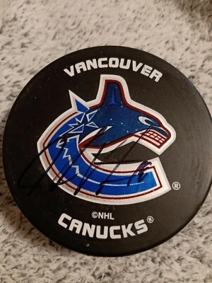 Disco de hockey autografiado por Jake Virtanen Vancouver Canucks Foto 1 de 2
