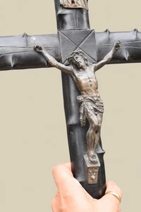 ⭐Antico crocifisso francese in legno nero intagliato del XIX secolo ⭐ - Foto 1 di 11