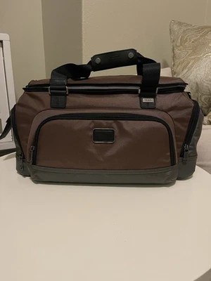 Bolso de Lona Tumi Charge - GRIS y Rojo  Foto 1 de 4