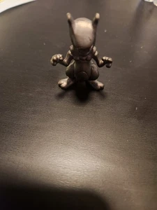 Figura Pokémon TOMY Mewtwo plateada metálica 1999 de colección - Imagen 1 de 2