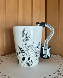 Keramiktasse mit Musikmotiv und Gitarrengriff & schwarzen Musiknoten Design - Bild 1 von 8