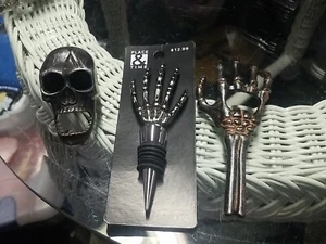 3 Stück 2 Flaschenöffner (Totenkopf & Skelett Hand) 1 Weinstopper Skelett Hand NEU! - Bild 1 von 5