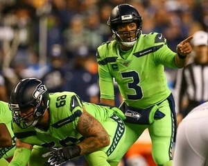 RUSSELL WILSON 8X10 PHOTO SEATTLE SEAHAWKS FOOTBALL PICTURE NFL GAME ACTION - Picture 1 of 1