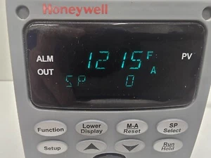 GUARANTEED! HONEYWELL TEMPERATURE CONTROLLER DC2500-CE-0A00-200-00000-00-0 - Picture 1 of 8