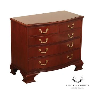 Cajonera Baker estilo georgiano caoba serpentina Foto 1 de 4