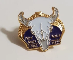 Pile O' Bones Regina 1882 1982 Lapel Hat Collectible Pin - Bild 1 von 1