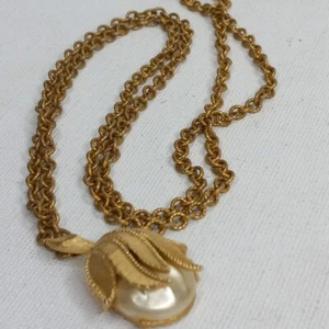 Vtg. Sarah Coventry Signed Baroque Hidden Pearl Gold Tone Pendant & 30" Necklace - Picture 1 of 3