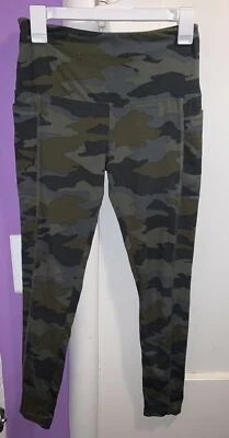 Leggings femininas Star & Ivy tamanho M verde camuflagem malha elástica - Imagem 1 de 4