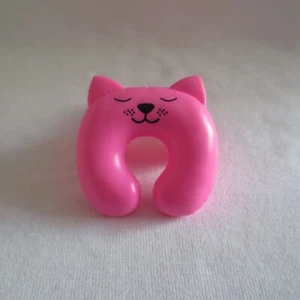 NUEVO Barbie Rosa Pasaporte Viaje Fashionista Muñeca Gatito Gato Viaje Cuello Almohada - Imagen 1 de 9