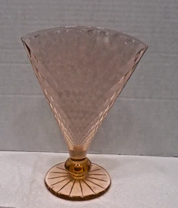 Vaso ventaglio vintage in vetro rosa depressione 8,25" diamantato - Foto 1 di 4