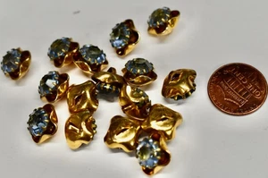 VINTAGE KNOPF KONVOLUT 16 HELLBLAUE EUROPÄISCHE STRASSSTEINE IN FLORAL GOLDFARBEN 16 SB - Bild 1 von 1