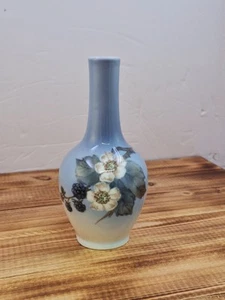 1964 Royal Copenhagen 5.5" Porcelain Vase w/ Blackberries & Blossom SR, 288-43 A - Picture 1 of 9