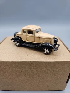 Ertl 1932 Ford Classic 5-Window Coupe Tan con parafanghi neri '32 1/64 scala pressofuso - Foto 1 di 8