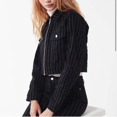 Chaqueta corta para mujer URBAN OUTFITTERS Gia negra a rayas de terciopelo con cremallera frontal XS Foto 1 de 4