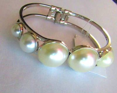 Pulsera Bisagra ViVI Joyería Blanco Perlado Chapada en Plata Esmalte Blanco Nueva con Etiquetas $34 Foto 1 de 4
