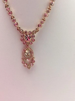 Colar cravejado de cristal tom ouro rosa Givenchy US$ 78 #163 GN - Imagem 1 de 4