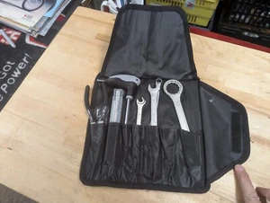 KTM OEM Kit de herramientas Uviversal Kit de herramientas de viaje debajo del asiento y bolsa de transporte #G25 - Imagen 1 de 6