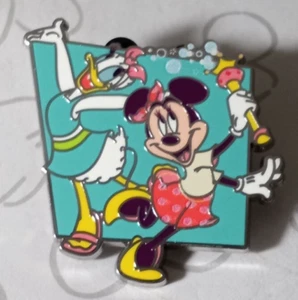 Daisy Duck and Minnie Mouse Princess Bubble Wand Play Parks Mystery Disney Pin - Picture 1 of 2