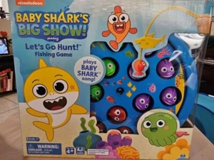 BABY SHARK'S BIG SHOW LET GO HUNT GIOCO DA TAVOLO NUOVO CON SCATOLA SIGILLATO - Foto 1 di 4