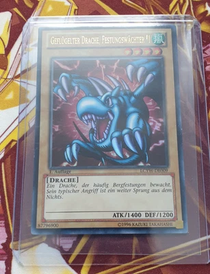 Yu-Gi-Oh! LCYW-DE009 Geflügelter Drache, Festungswächter #1 UR 1. Auflage Sleeve - Bild 1 von 4