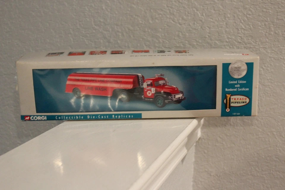 Corgi Texaco Diamond T620 Semi Skirted Tanker Truck TEXAS PIPELINE LE 1229/2900 - Image 1 of 4