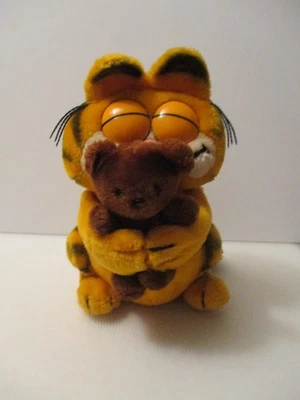 VERY RARE 1980’s VTG 13"Plush Garfield w/ Eyes Closed Hugging Pooky Bear Dakin - Image 1 of 4