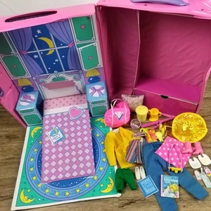 Vintage 1994 Barbie ausklappbare Schlafzimmer Box Koffer Zubehör Kleidung Konvolut 80er - Bild 1 von 24