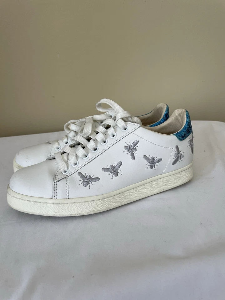 Zapatilla Master ofArts Blanca (6.5) con Tacón Brillo y Bordado Abejas Plateadas Foto 1 de 4