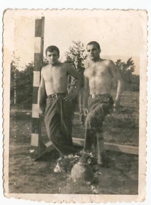 Sin camisa guapo retrato de fútbol americano posando para hombres foto vintage musculosa de hombre - Imagen 1 de 2