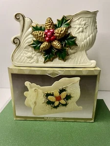 Schlitten Vase, Schale Tannenzapfen Stechpalme Beeren Porzellan - Bild 1 von 10