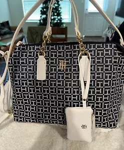 NEW WITH TAGS TOMMY HILFIGER WHITE JACQUARD LARGE TOTE WITH COIN PURSE - Picture 1 of 2