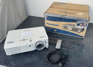 Panasonic PT-AX100E LCD Projektor, wahrscheinlich Lampe defekt - Bild 1 von 13