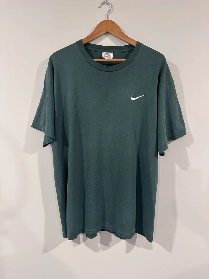Camiseta Vintage Nike Nov '95 Cuello Redondo Verde Bordado Swoosh Grande EE. UU. Foto 1 de 4