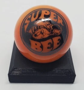 Super Bee 1" Orange Glass Logo Marble w/ Colored Stand - Foto 1 di 1