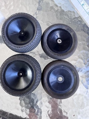 Pro-Line Holeshot Scale Buggy Tires/Wheels 2.2x1.70 Wide Fronts 1.125x3.25 Set - Image 1 of 4