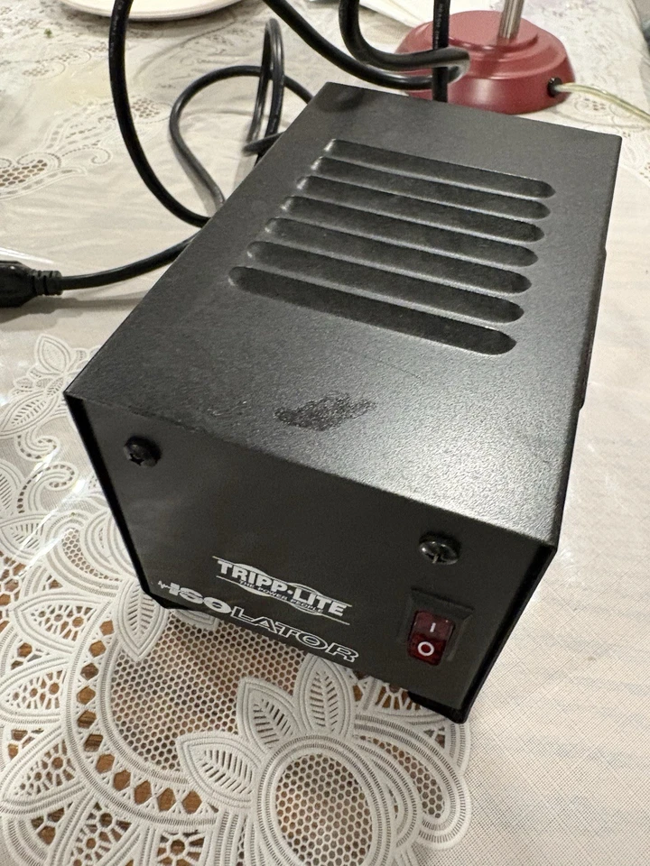 Трансформатор изоляции Tripp Lite IS250 250 Вт 120 В | 2 розетки - Изображение 1 из 4