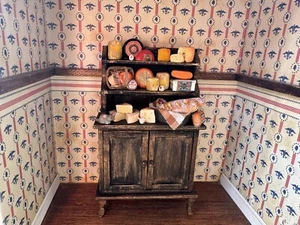 Puppenhaus schwarz rustikal handgemacht Käseschrank mit Wein Maßstab 1:12 - Bild 1 von 12