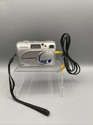 Fujifilm Series A210 3.2MP Digital Camera For PARTS or Repair Power On w cable - Image 1 of 4