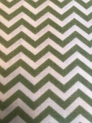 1-2/3 ярда белый/бежевый с зеленым шевронным узором - хлопчатобумажная ткань ширина 44 дюйма  - Изображение 1 из 4