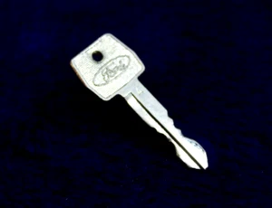 Ford Key Hat Lapel Pin Accessory Truck Blue Oval Fairlane Mustang - Picture 1 of 7