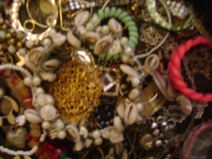 Viel defekter Trödel Vintage und Modern Schmuck Geschenk und Neuware in Plastik - Bild 1 von 19