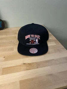 Chicago Bulls Mitchell & Ness 1991-92 BACK TO BACK CHAMPIONS Snapback-Mütze neu mit Etikett - Bild 1 von 4