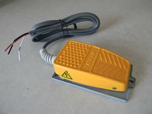 Fußpedalschalter, 110 V/15 Ampere, Tastkontakt - Bild 1 von 2