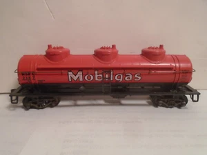 HO SCALE MOBILGAS 3 DOME TANK CAR WITH METAL SPRUNG TRUCKS + KADEE COUPLERS - Picture 1 of 5