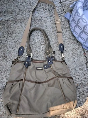 Bolsa de pañales Storksak Oliva de alta gama. Foto 1 de 2