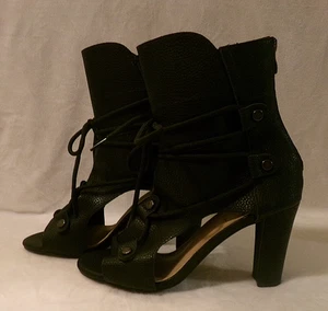 NWOT SCHWARZE STIEFELETTEN AUS STRUKTURIERTEM KUNSTLEDER MIT OFFENEN ZEHEN UND AUSSCHNITTEN - 9M - Bild 1 von 12